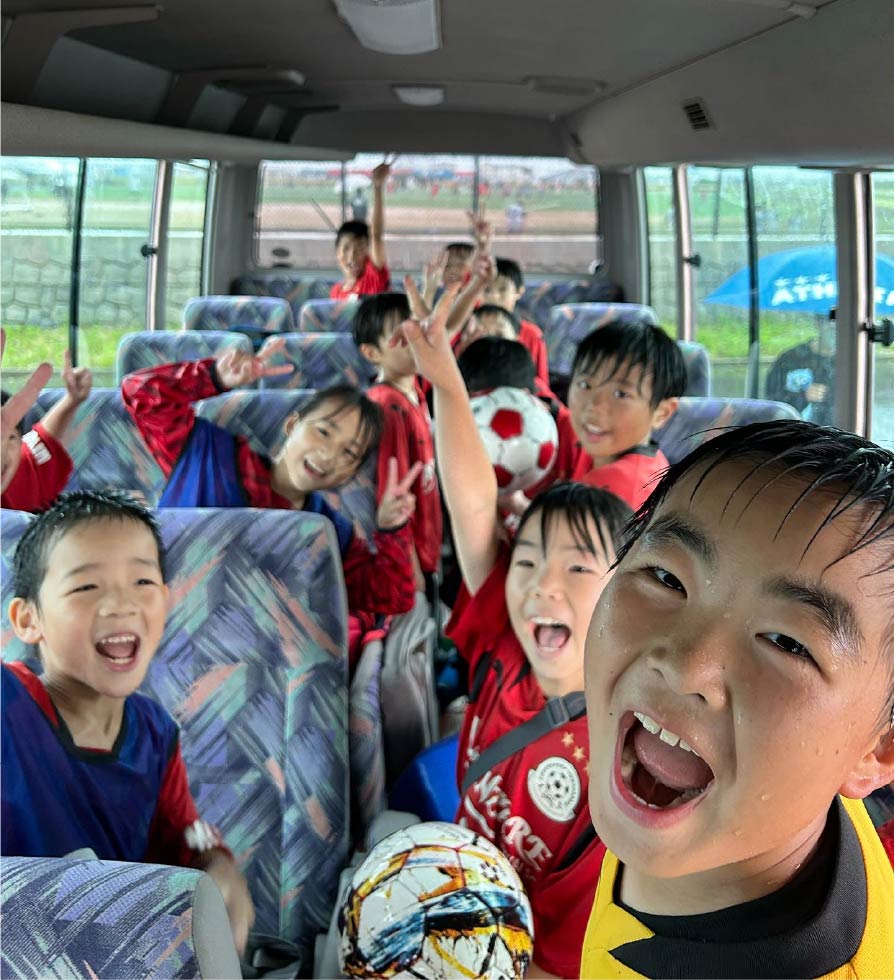 送迎バス内の笑顔の子供たち